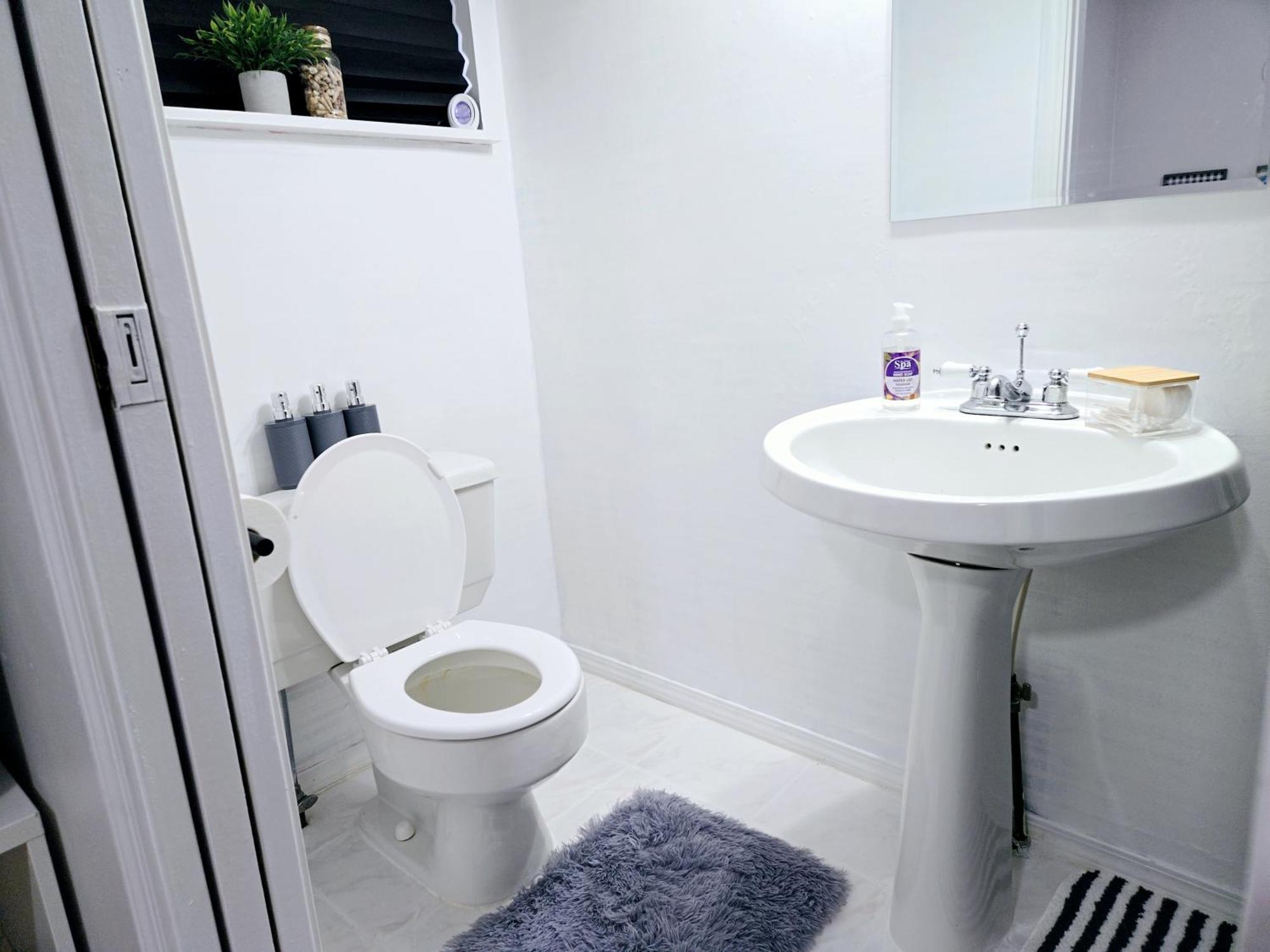 Lovely Cozy Room! With Attached Private Bath In The Heart Of Vancouver! Private Parking & Self Check-In! ภายนอก รูปภาพ